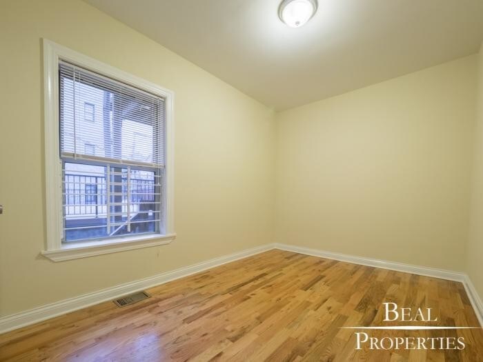 Building Photo - 1 bedroom in CHICAGO IL 60657