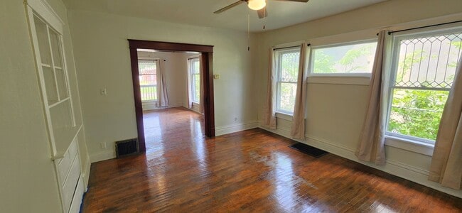 Building Photo - Large, beautifully updated well insulated ...
