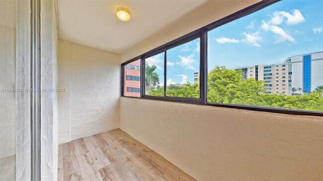 Foto del edificio - 5050 NW 7th St