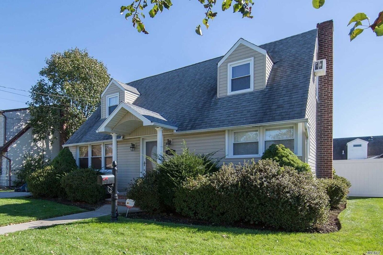 169 6th St, Hicksville, NY 11801 House Rental in Hicksville, NY