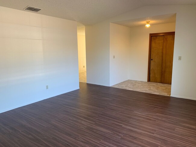 Building Photo - Adorable 4 Bedroom  2 Bathroom Home