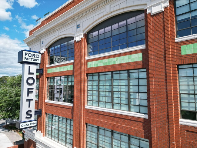 Vista exterior de la calle de las ventanas de la fábrica. - Ford Factory Lofts