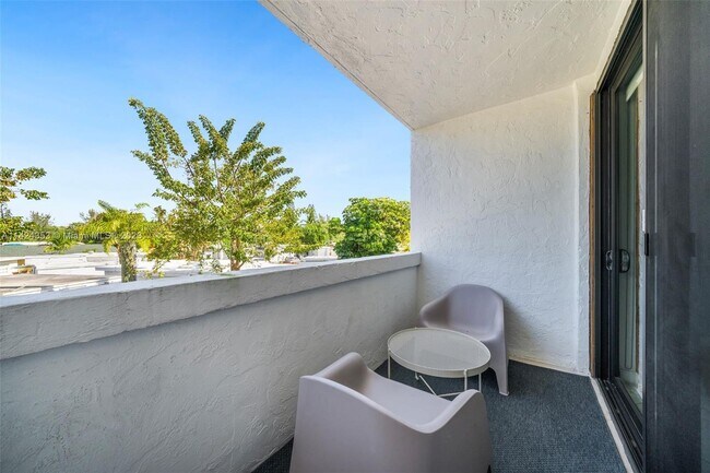 Foto del edificio - 2345 NE 135th St