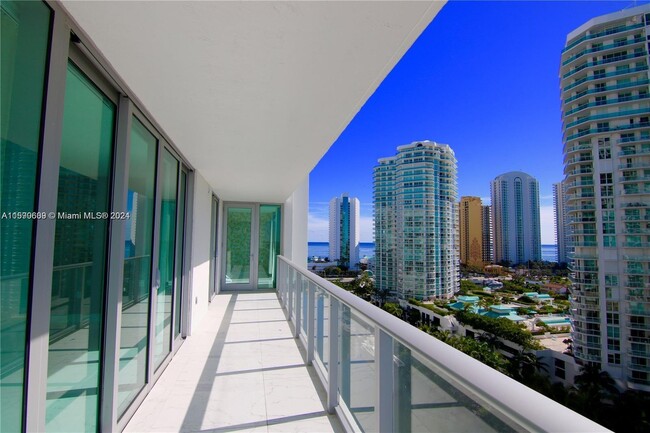 Foto del edificio - 300 Sunny Isles Blvd