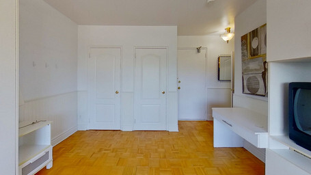 Living Area - 710 Spadina Av