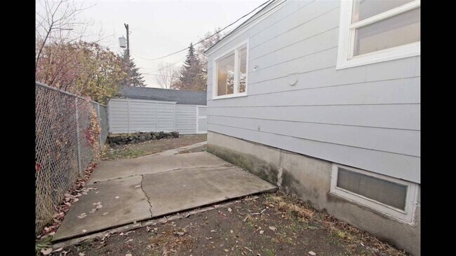 Patio de barbacoa de hormigón - 1024 E Hoffman Ave