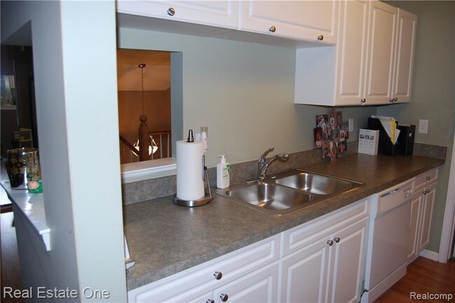 Building Photo - 5681 Pine Aires Dr