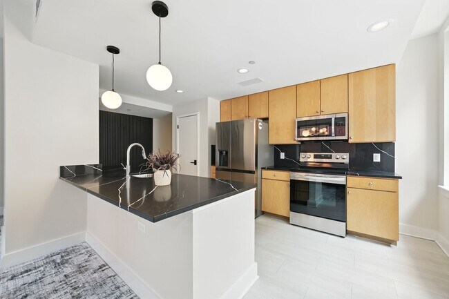 Building Photo - Upgraded Downtown Condo