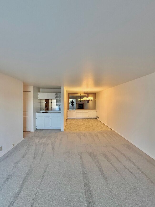 Foto del edificio - Spacious 2-Bedroom Maple Leaf Condo