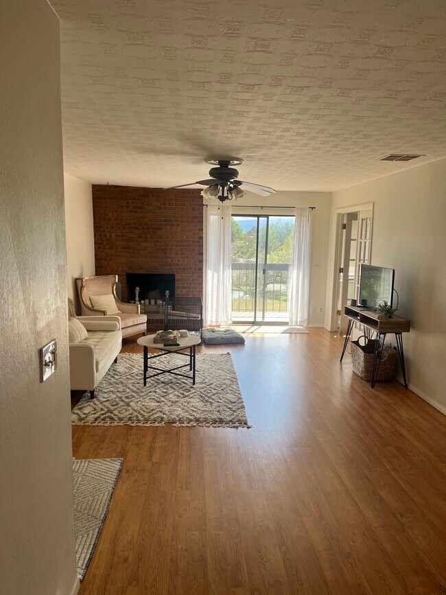 Building Photo - 961 Lakeside Dr