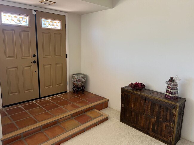 Foto del edificio - Scenic Hillside Living – Spacious 3 Bed, 2 Bath with Sweeping Views