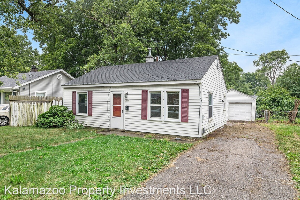 2 br, 1 bath House 1303 Wayside Road