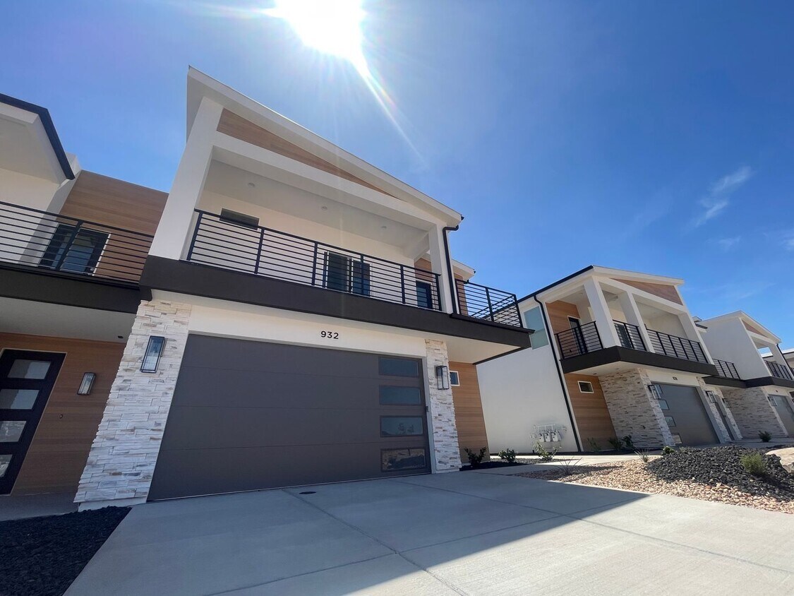 Foto principal - Beautiful 3 Bed Home with VIEWS!! - END UN...