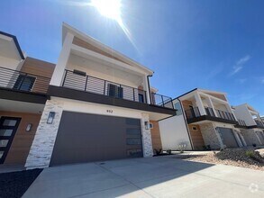 Building Photo - 932 E Desert Cactus Dr