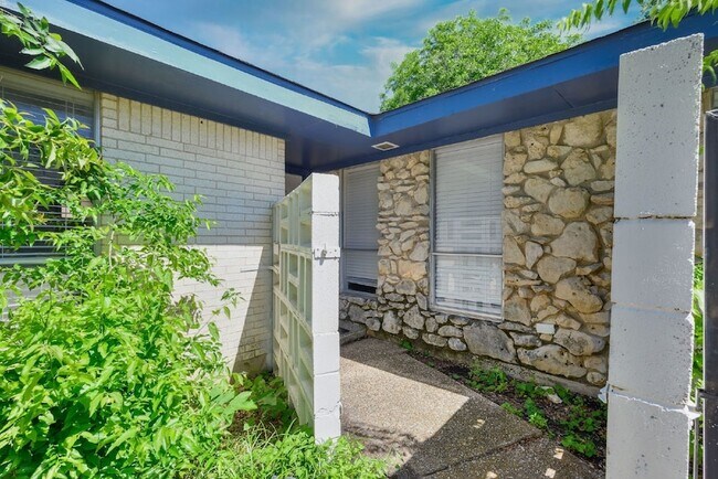Foto del edificio - 4913 Westlake Dr