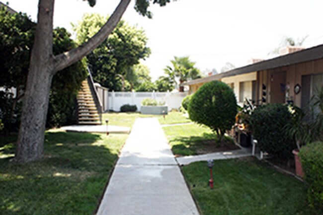 Patio con escaleras a la unidad - 4607 Plaza Ln