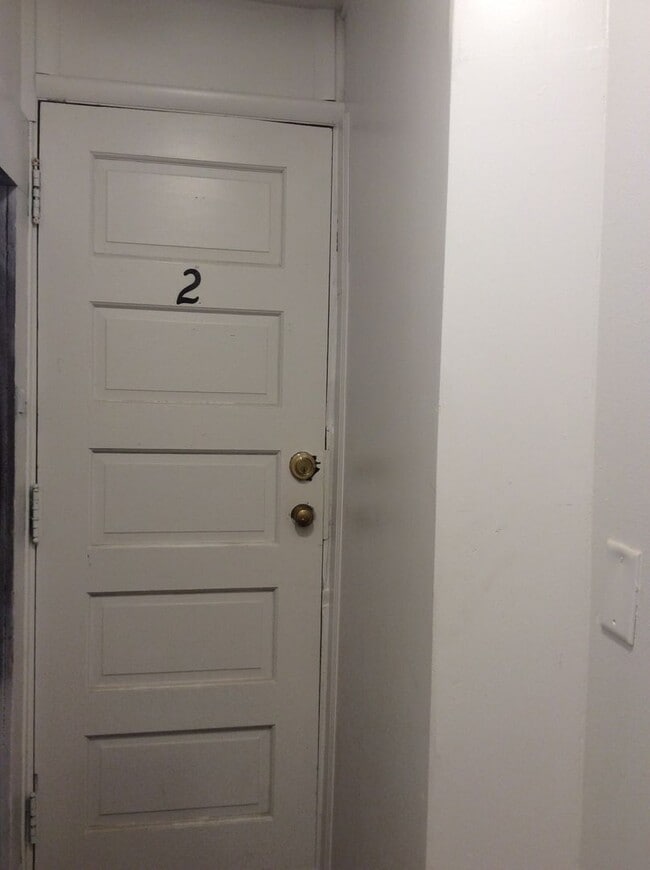 Building Photo - 2 Bedroom 1 Bath 2nd Floor Apartment in East End of York City