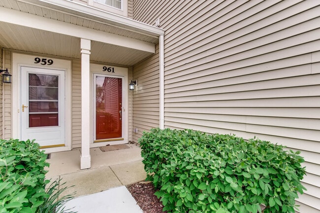 Building Photo - 961 Genesee Ct