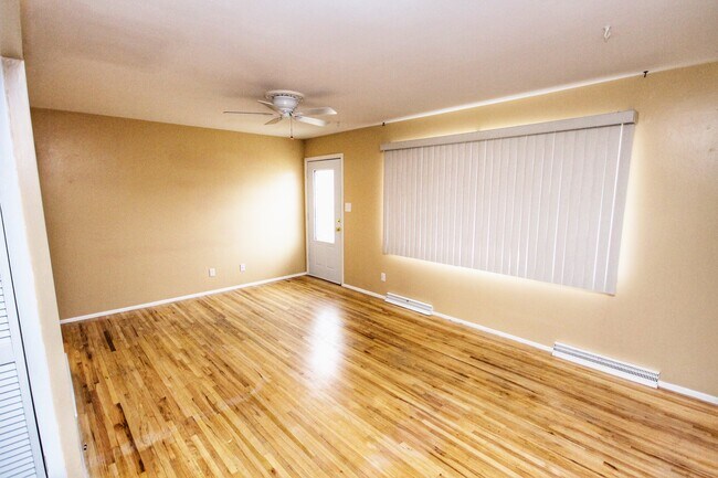 Building Photo - 332 Riverview 4 W