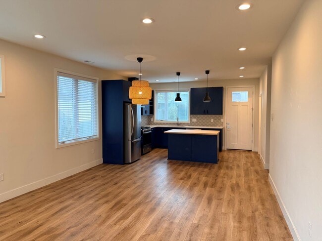 Building Photo - 4 bed/3.5 Bath Townhouse in Richmond Neigh...