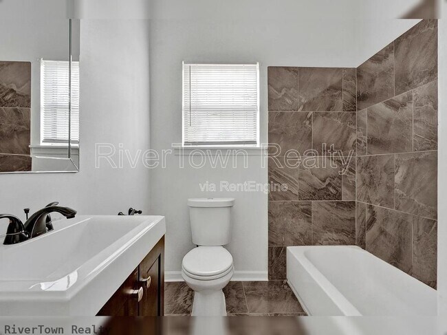 Building Photo - 439 Simpson Ave