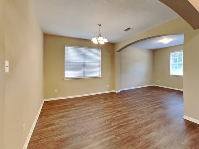 Building Photo - 912 Summer Wood Blvd