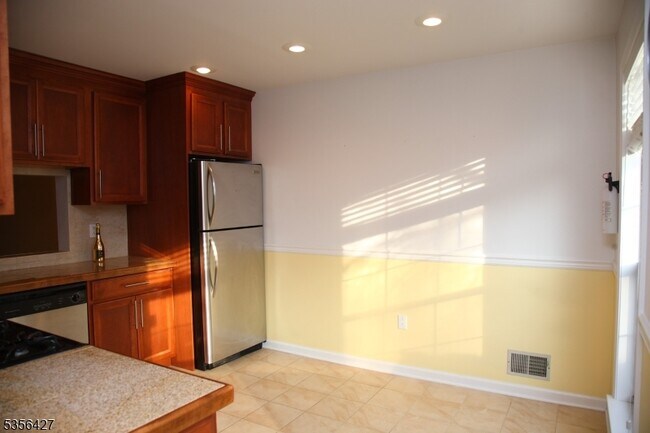Building Photo - 292 Penns Way