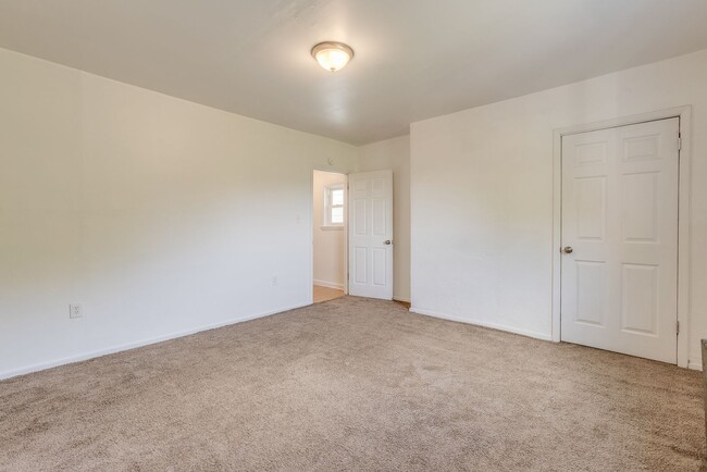 Building Photo - Available August  - Great 3 Bedroom Mt. Wa...