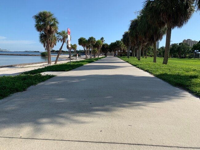 Parque frente a la playa al otro lado de la calle con piscina, tenis y voleibol. - 1100 N Shore Dr NE