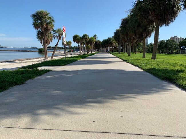 Beachfront park across the street with pool, tennis and volleyball - 1100 N Shore Dr NE Apartment