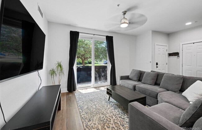 Foto del edificio - Bright 1 Bed Condo with Fitness Center & Prime Superior Location