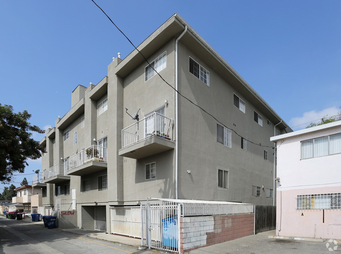 Building Photo - 12048 Culver Blvd