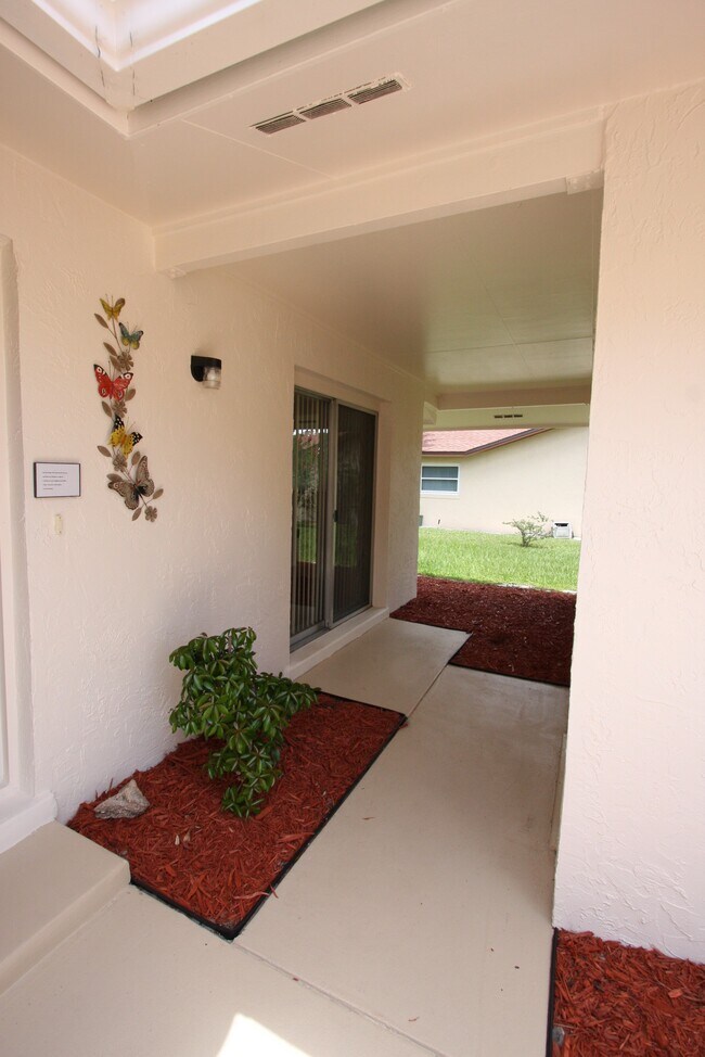 Side entry - 62 Cooper Ln