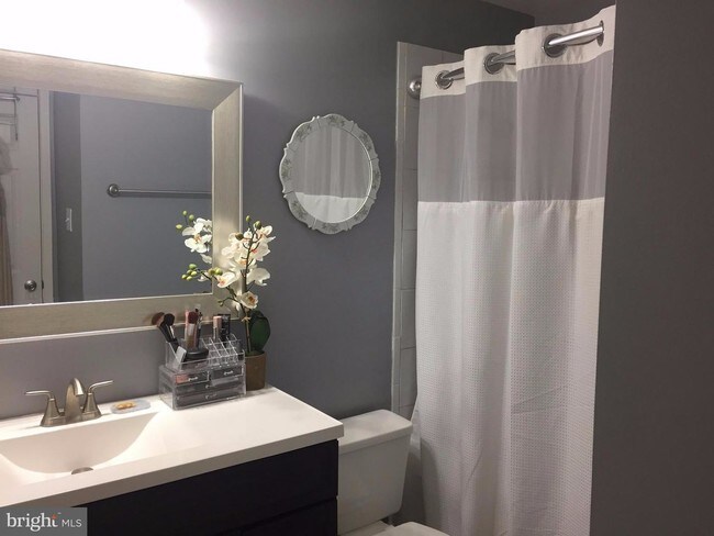 Foto del edificio - 3310 Wyndham Cir