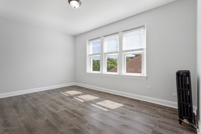Building Photo - 1608 W Sherwin Ave