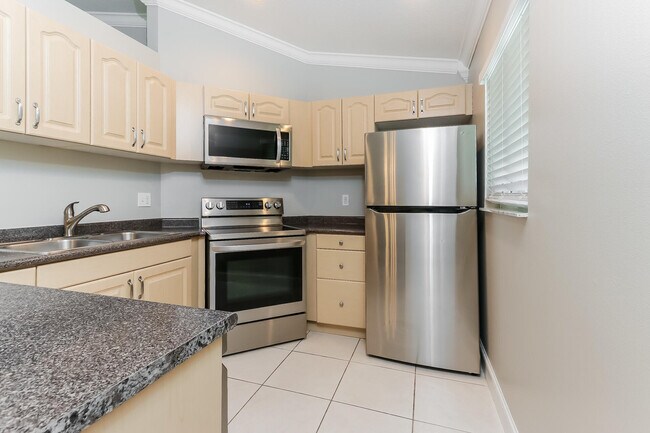 Building Photo - 2165 SW Monterrey Ln