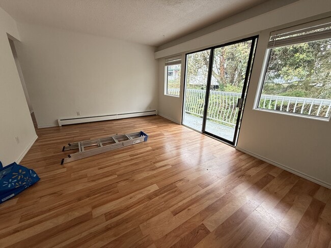 Building Photo - 1527-1527 Boundary Crescent