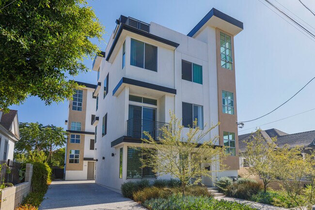 Building Photo - 1208 W 25th St