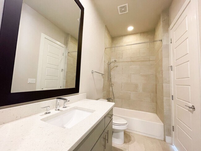 Foto del edificio - Modern 3 Bedroom /3 Bathroom at Trinity Cr...