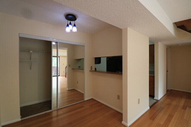 Building Photo - Top Floor 2/1.5 2 level Condo w/ Garage pa...