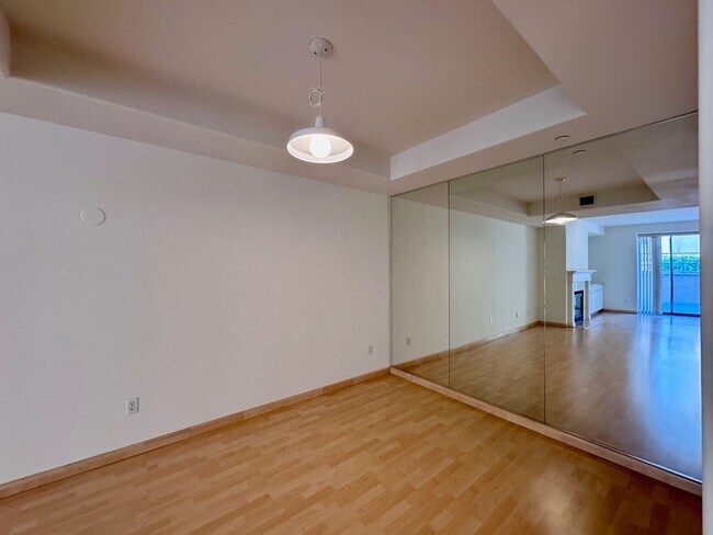 Building Photo - 144 S. 3rd Street #165