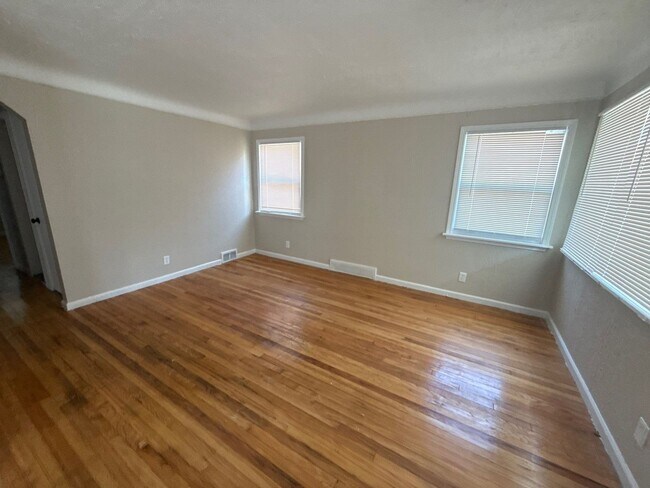 Foto del edificio - Renovated 3-Bedroom Home – We Welcome Sect...