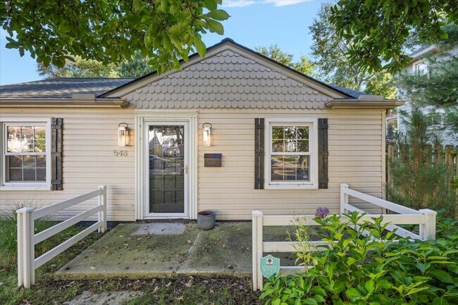 Foto del edificio - 548 E Maplehurst Ave