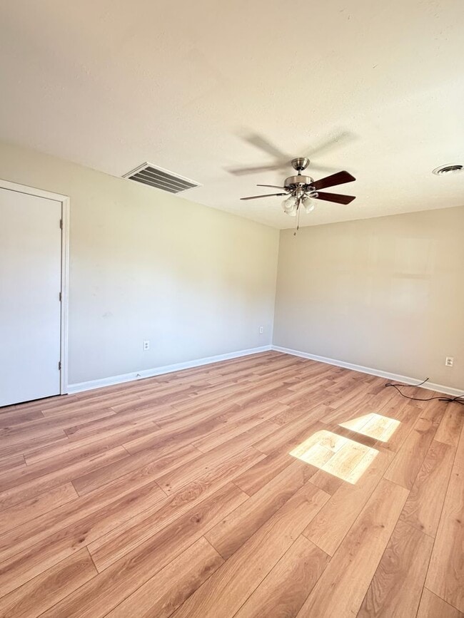 Building Photo - 3 Bedroom, 1.5 bathroom, Mount Carmel Subdivision! $1450 per month