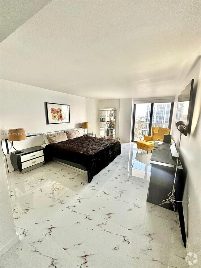 Building Photo - 6423 Collins Ave