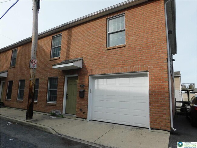 Building Photo - 825 Masslich St