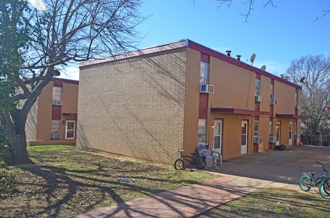 Building Photo - Oak Knoll Apartments