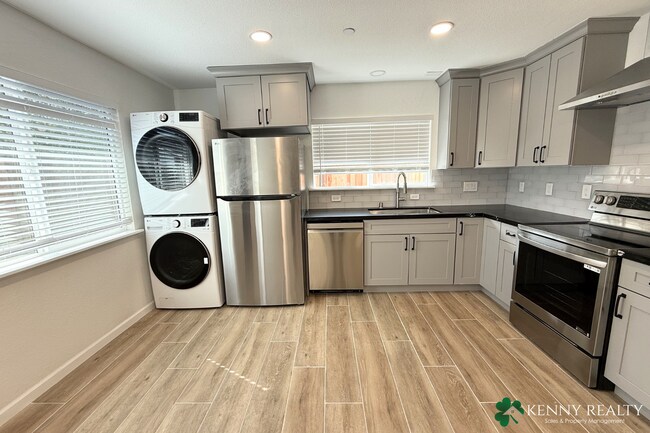 Foto del edificio - Remodeled 3 BD/2 BA Home with Private Entrance and Backyard