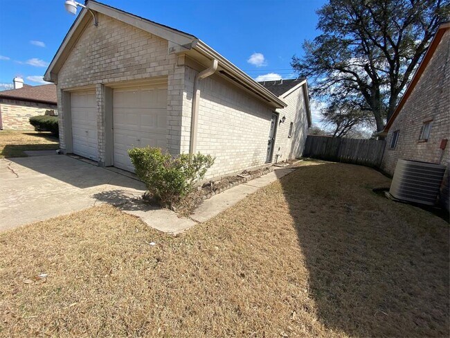 Building Photo - 1123 River Rock Dr