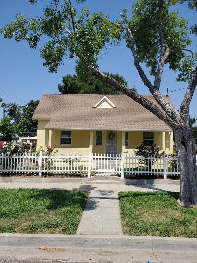 Building Photo - DOWNTOWN DOLLHOUSE